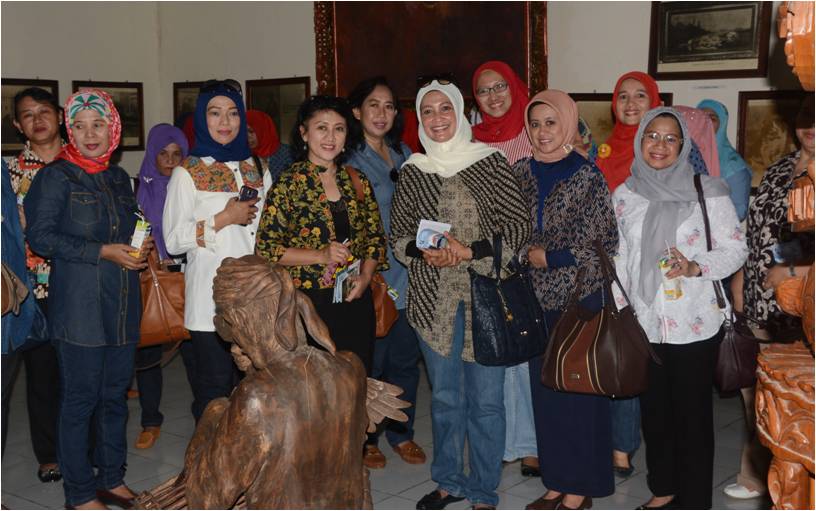 Ibu Ketua Kunjungan ke sentra ukir jepara