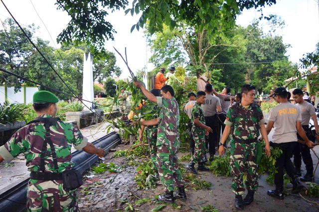 Prajurti Korem Salatiga Berpartisipasi Bantu Bersihkan Lingkungan