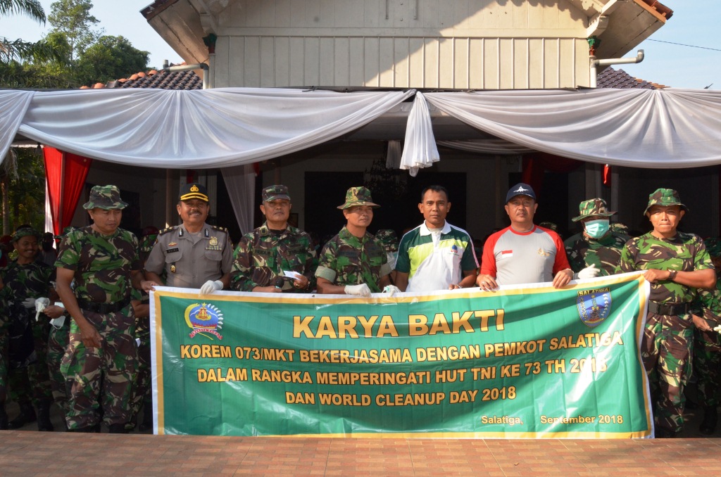 Korem Salatiga Bersama Pemkot Salatiga Laksanakan Bersih-Bersih Kota