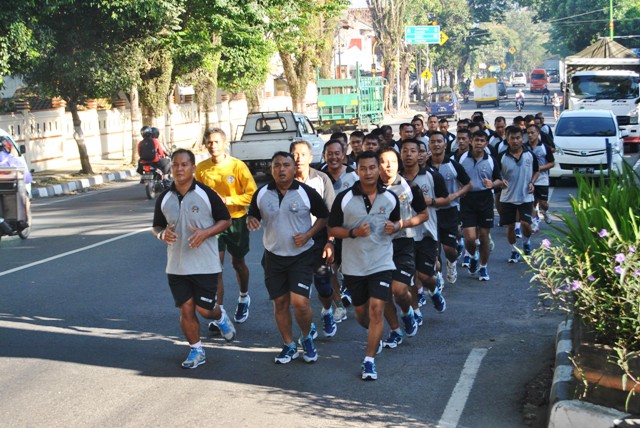 Tumbuhkan Semangat, Anggota Korem Lari Aerobik 5 KM Kelilingi Kota Salatiga