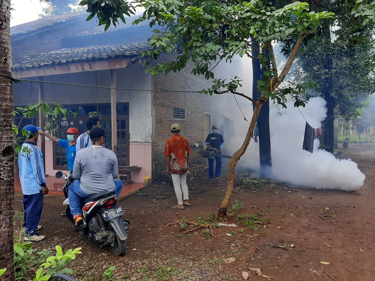 Cegah DBD, Babinsa Gemulung Dampingi Fogging Siklus I