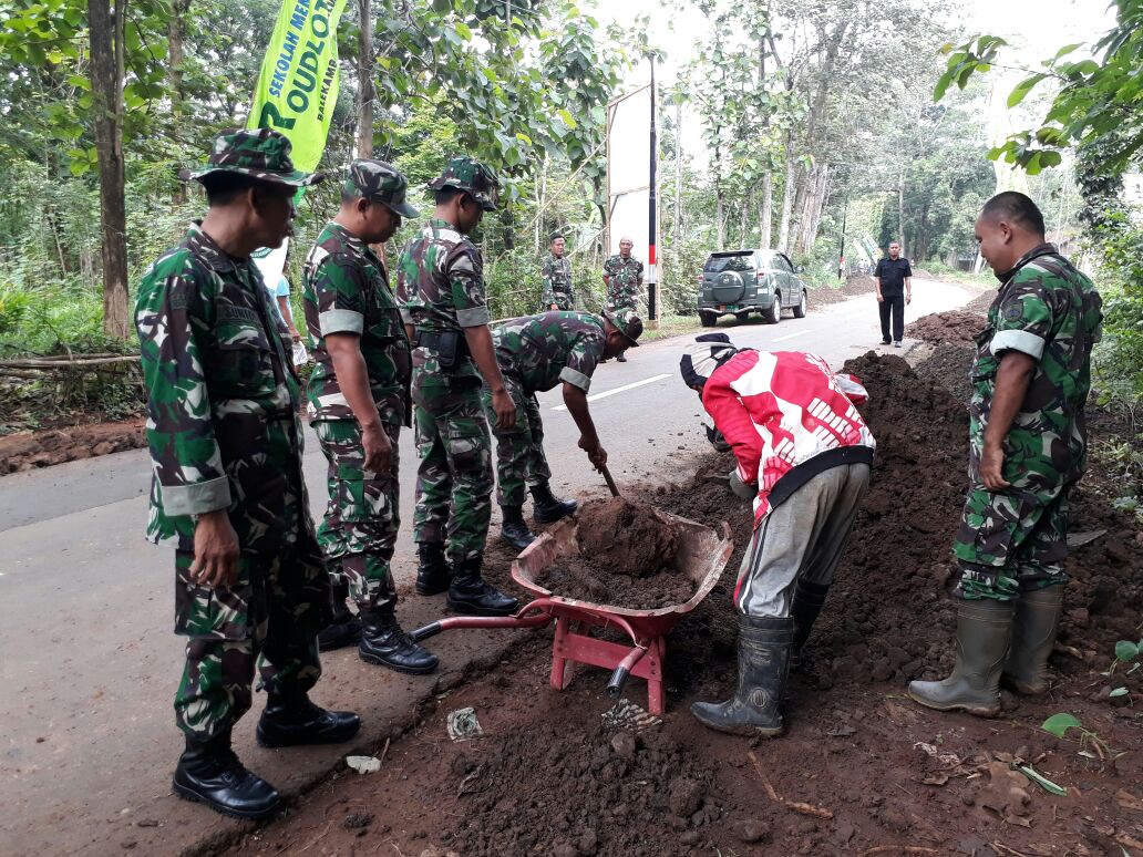 Apel Pagi Anggota Kodim Jepara di Ponpes Balekambang