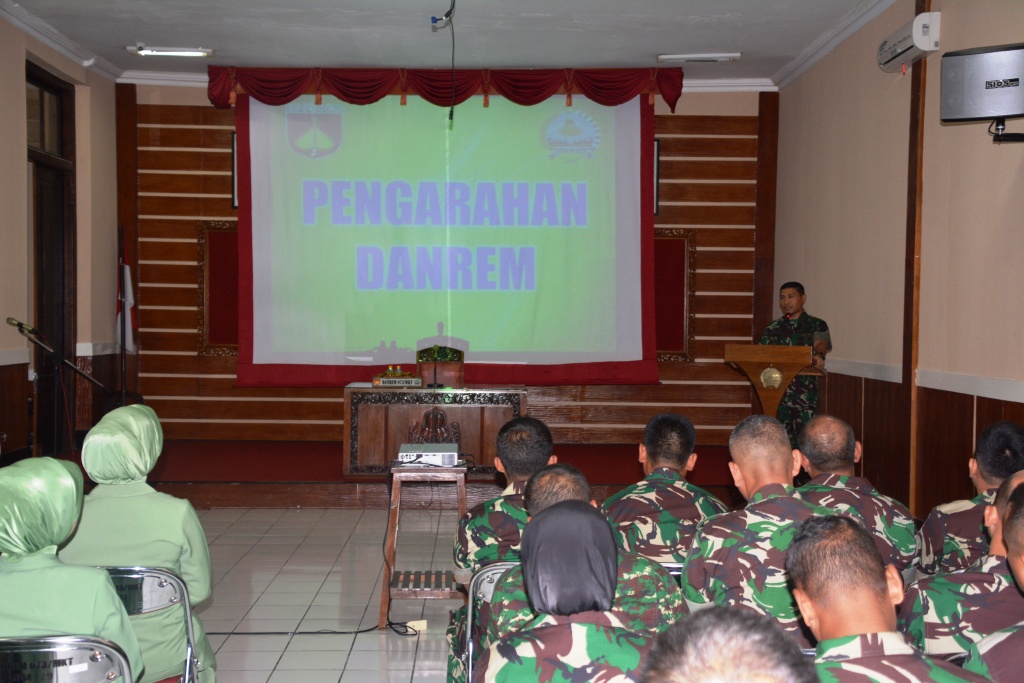 Danrem Berikan Pengarahan Kepada Anggota
