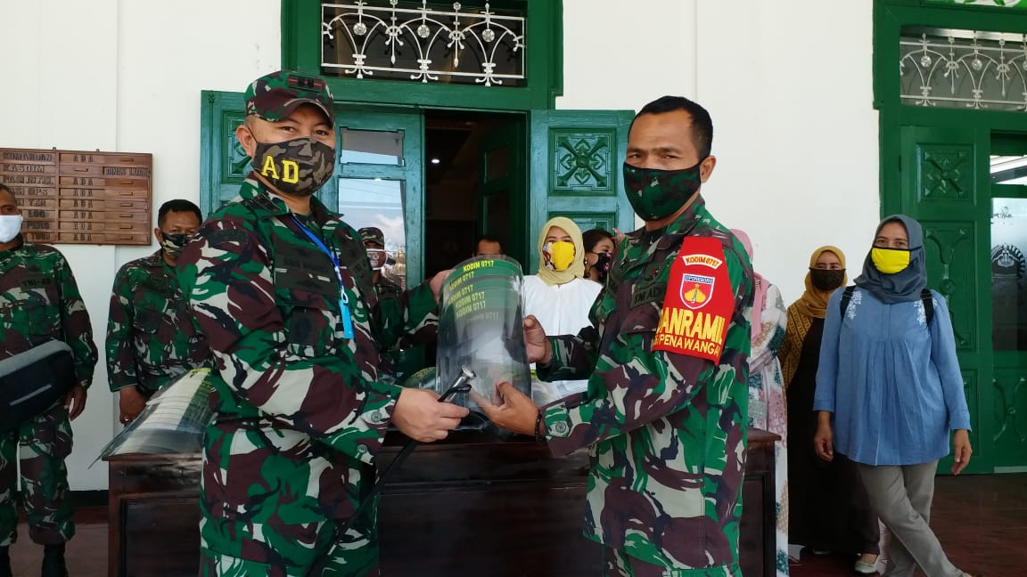 Dandim 0717/Purwodadi Letkol Inf Asman Mokoginta, serahkan APD secara simbolis kepada Para Danramil 