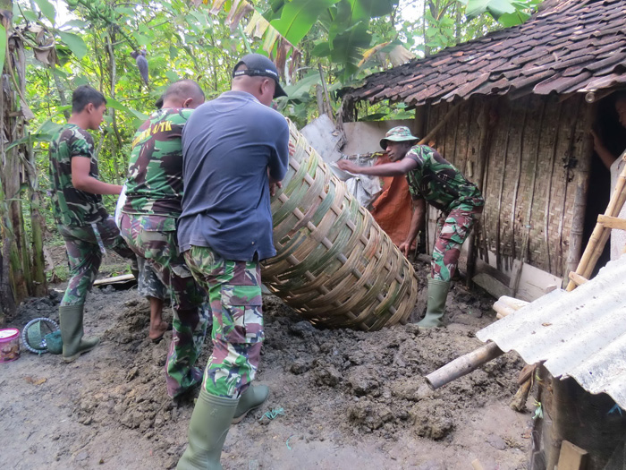 Warga Berterimakasih Di Buatkan Jamban Oleh Satgas TMMD