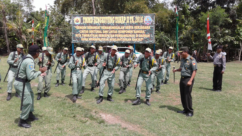 Dandim Purwodadi Berikan Semangat Kepada Anggota Linmas Lewat YelYel