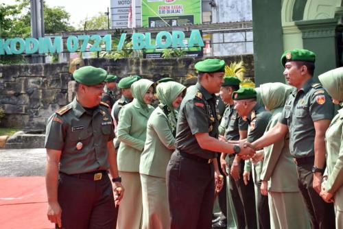 Danrem 073/Mkt Saat Kunjungi Kodim 0721/Blora : “Pedomani Sapta Marga, Sumpah Prajurit dan 8 wajib TNI”