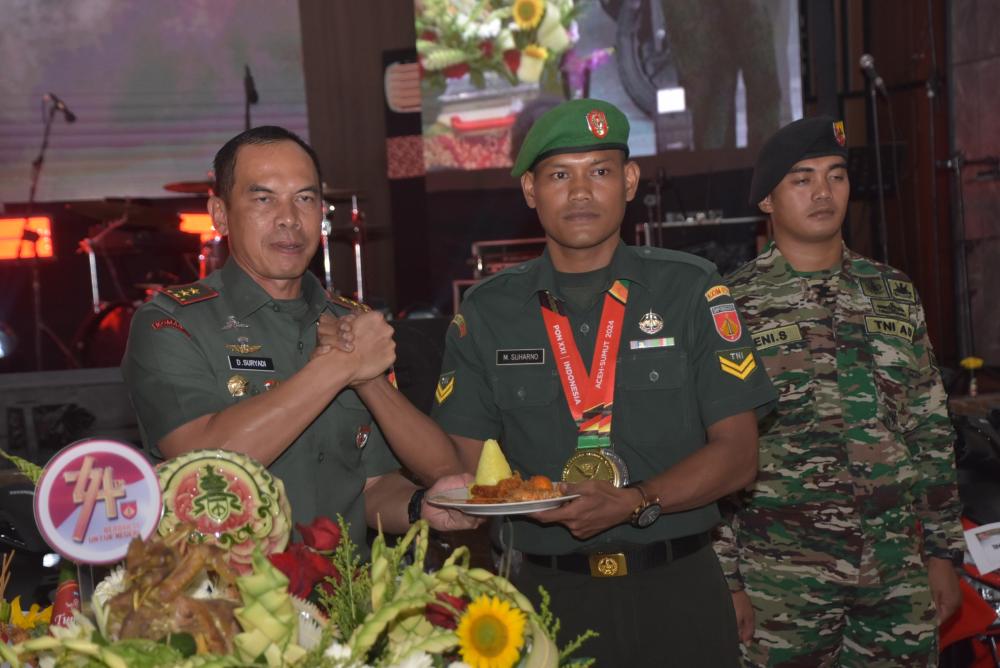 Peraih Medali Emas PON Aceh Dapat Penghargaan Dari Pangdam IV/Dip