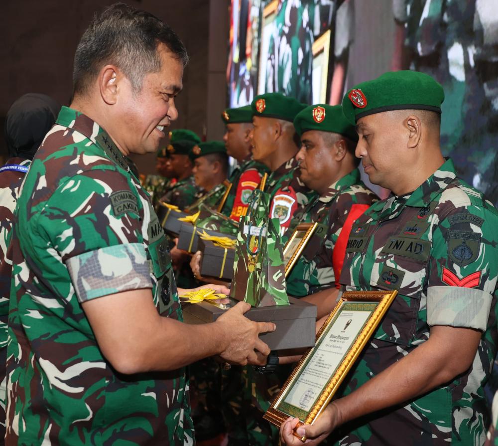 Koptu Winarto Terima Penghargaan Dari Kasad