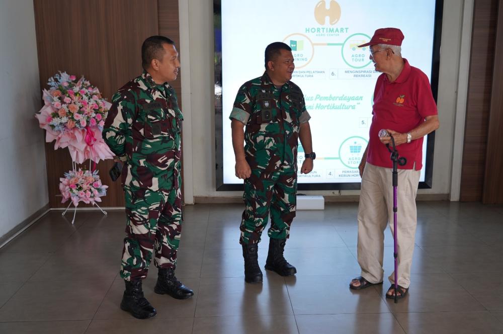 Jalin Silaturahmi Danrem Makutarama Kunjungi Hortimart Bawen