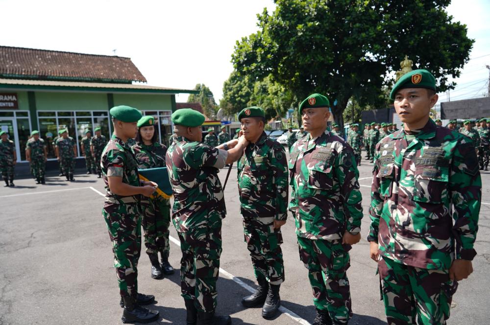 Danrem 073/Makutarama Pimpin Upacara Kenaikan Pangkat 76 Prajurit dan PNS