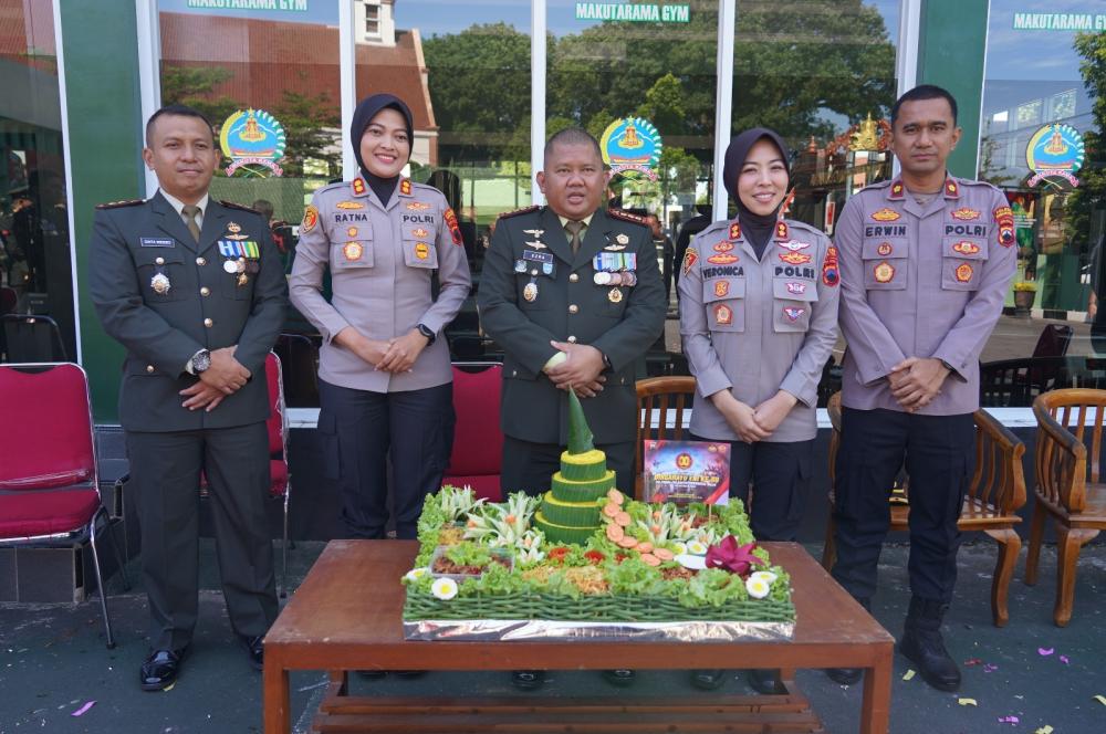 Polres Bawakan Kue, IBS Gelar Makan Gratis, Meriahkan HUT TNI ke-80 di Makorem 073/Makutarama