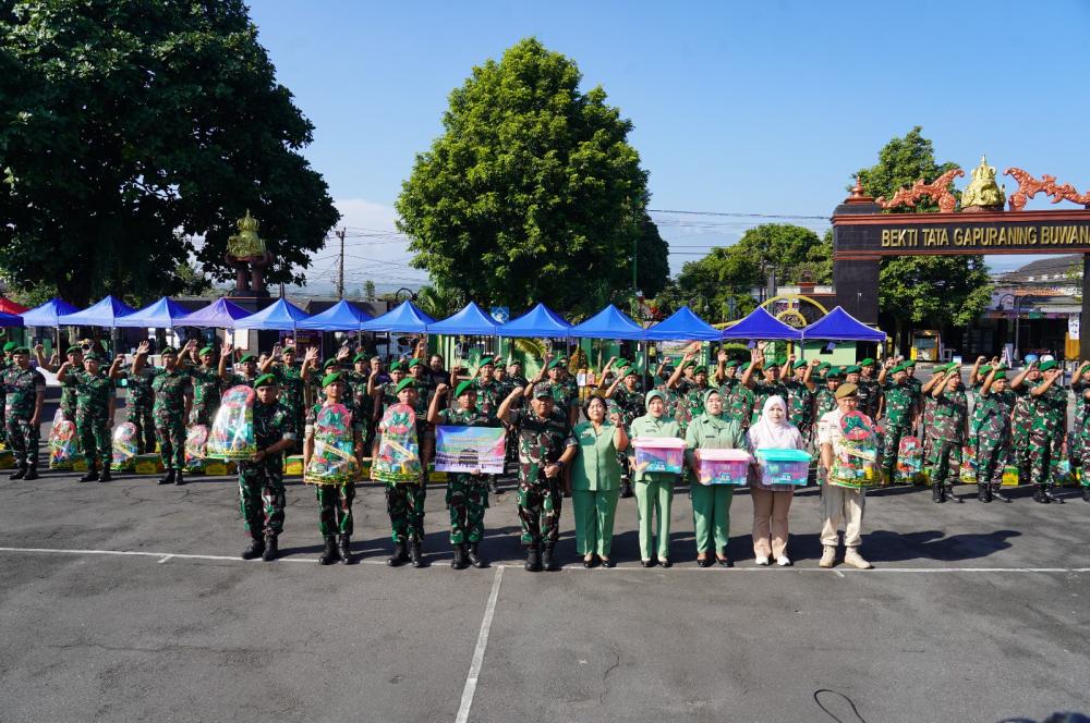 Penuh Kebahagiaan Jelang Lebaran, Danrem 073/Makutarama Beri Parcel dan Hadiah Umroh untuk Prajurit