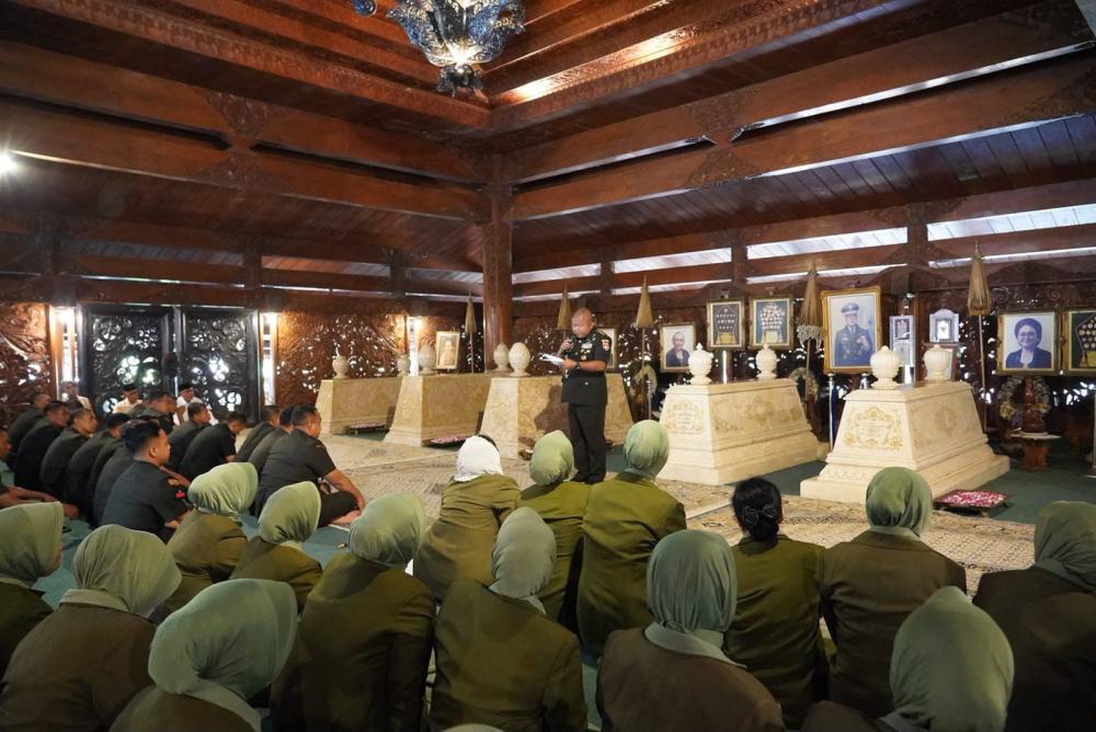 HUT ke-65, Danrem 073/Makutarama Ziarah ke Makam Jenderal Besar H.M. Soeharto