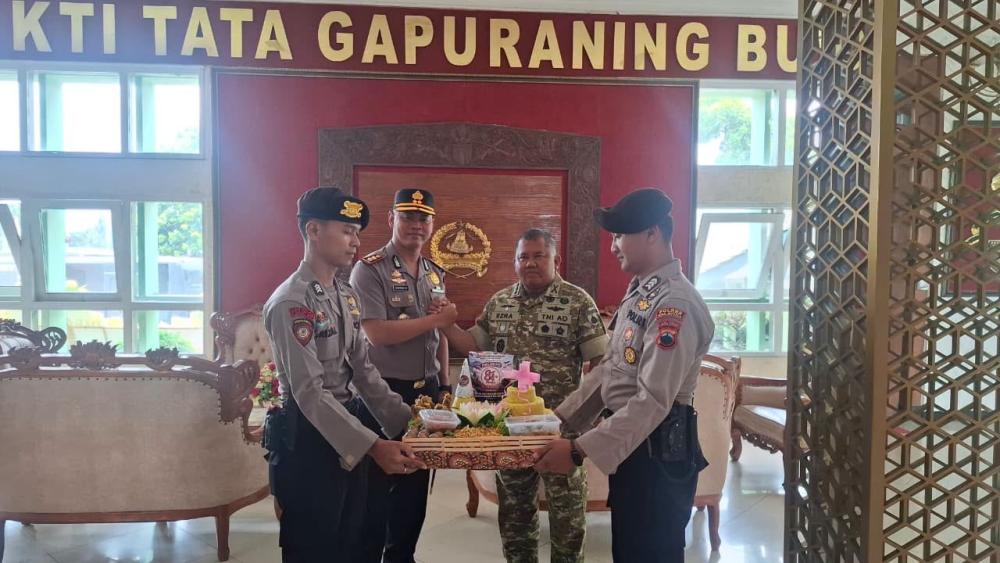 Korem 073/Makutarama “Digeruduk” Polres Salatiga, Kejutan HUT TNI ke-81 Penuh Keakraban