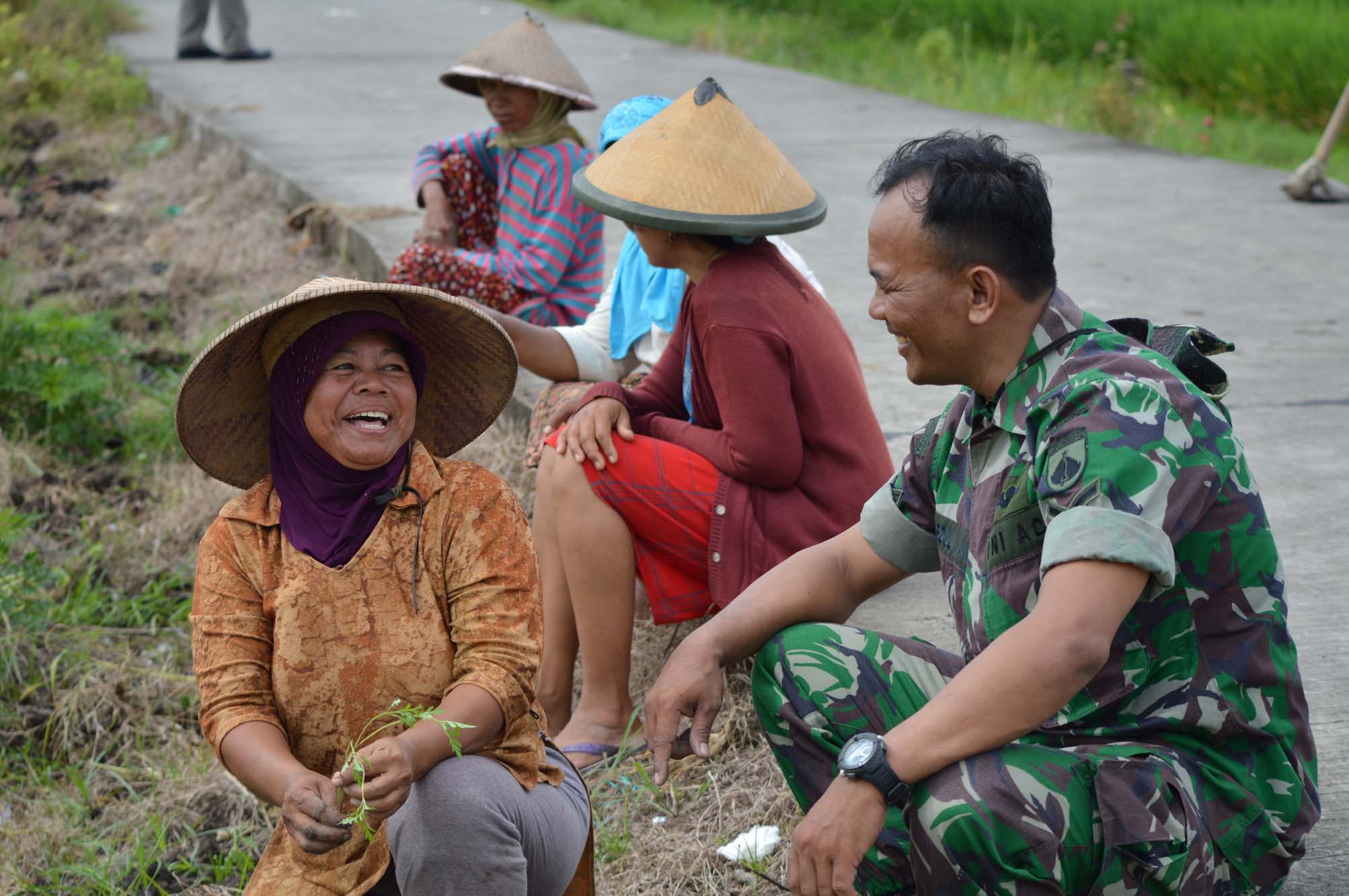 Lebih Dekat Dengan Refugia, Tni Koramil 04/Dempet Tanam Bersama Masyarakat