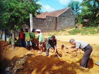 Dari Rakyat, Oleh Rakyat dan Untuk Kepentingan Rakyat, Babinsa Rembang Bantu Membuat Drainase