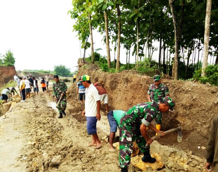 Mengurangi Resiko Tanah Longsor Babinsa Bersama Warga Gerak Cepat