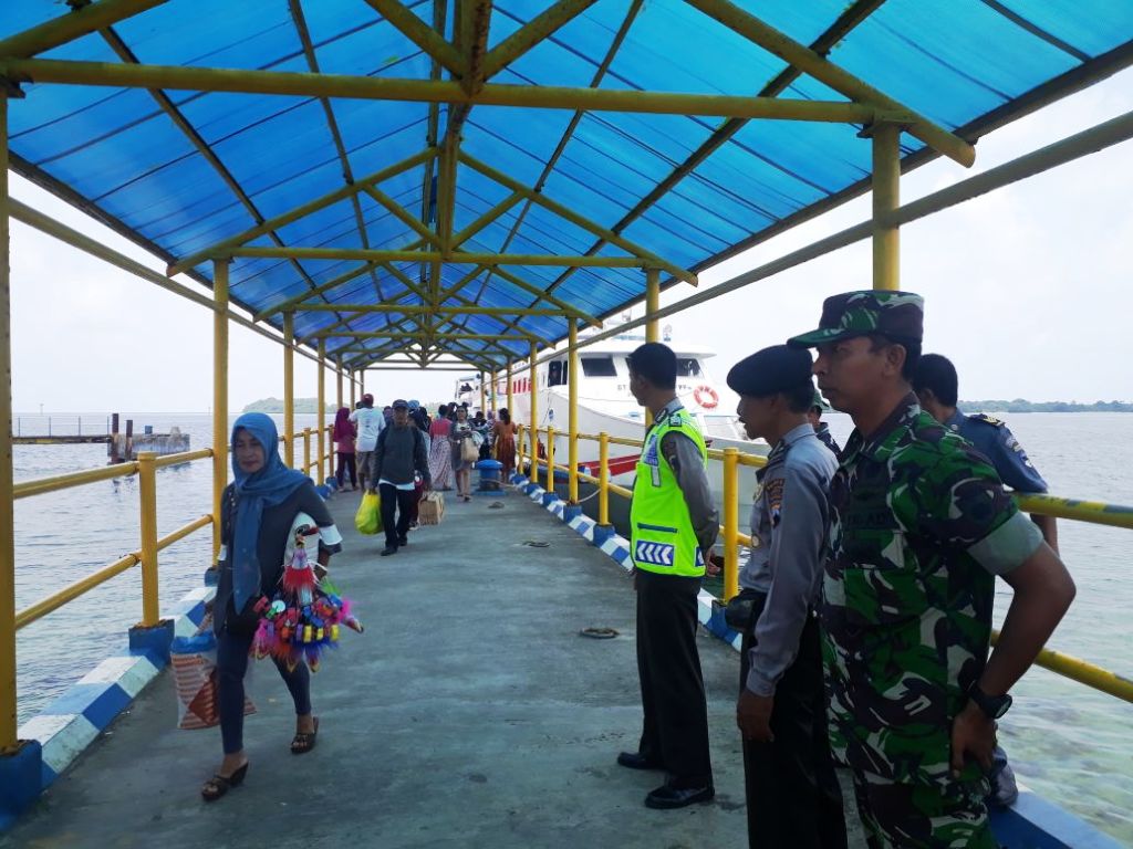 Babinsa Koramil 10/Karimunjawa Melaksanakan Pengamanan Pelabuhan