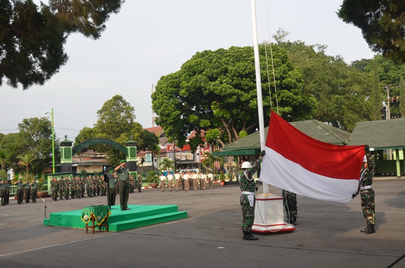 Dandenhub Irup Upacara Senin