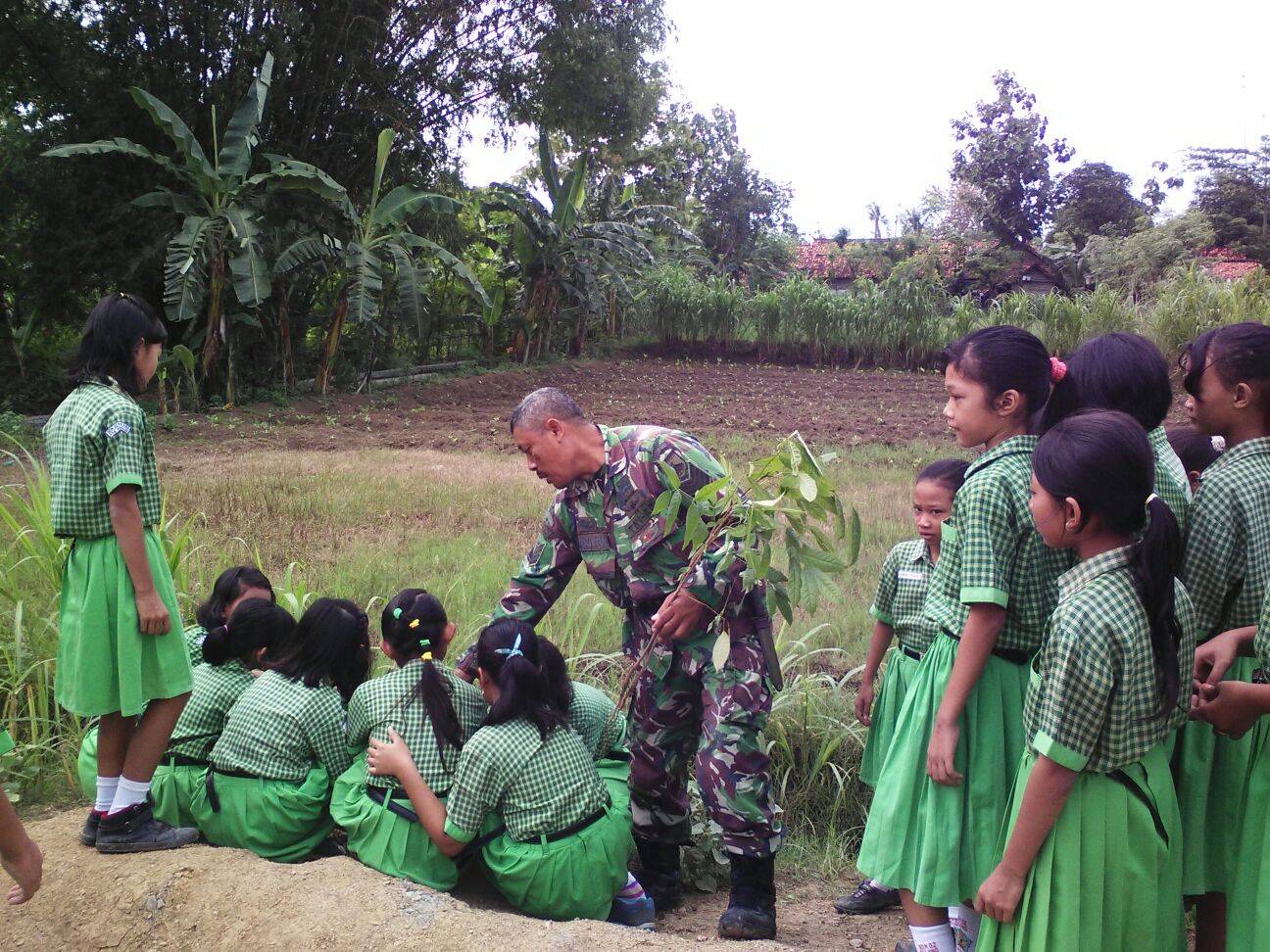 Babinsa Koramil 03/Sulang Ajak Siswa SD Di Lestarikan Alam