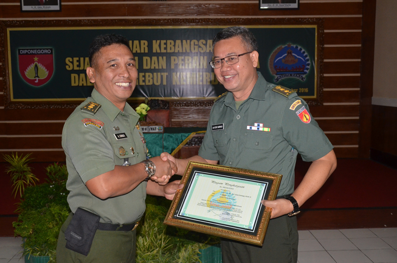 Peringati HUT TNI Dengan Seminar Kebangsaan
