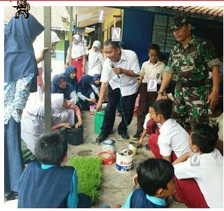 Prajurit TNI kodim Kendal latihkan tanam padi organik