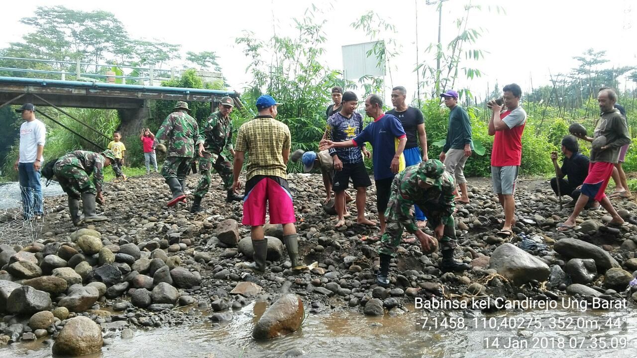 Wujud Kemanunggalan TNI Dan Rakyat, Anggota Koramil 14/Ungaran Bergotong Royong Bersama Warga Bersih