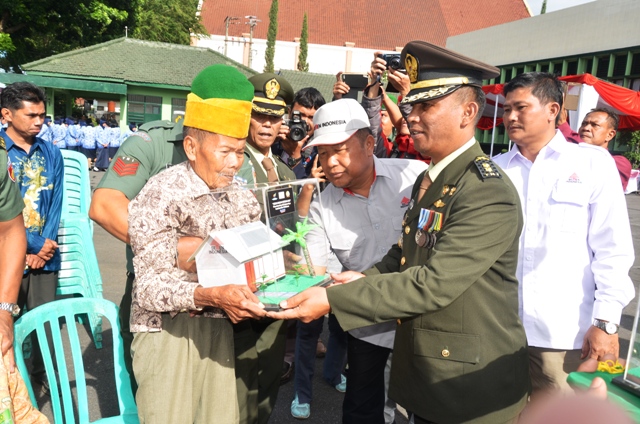 Danrem 073/Mkt diwakili Kasrem Serahkan miniatur Hasil Bedah Rumah Veteran
