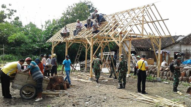 Koramil 02/Jepon, Bersinergi dengan Polsek Bangun Rumah Korban Kebakaran