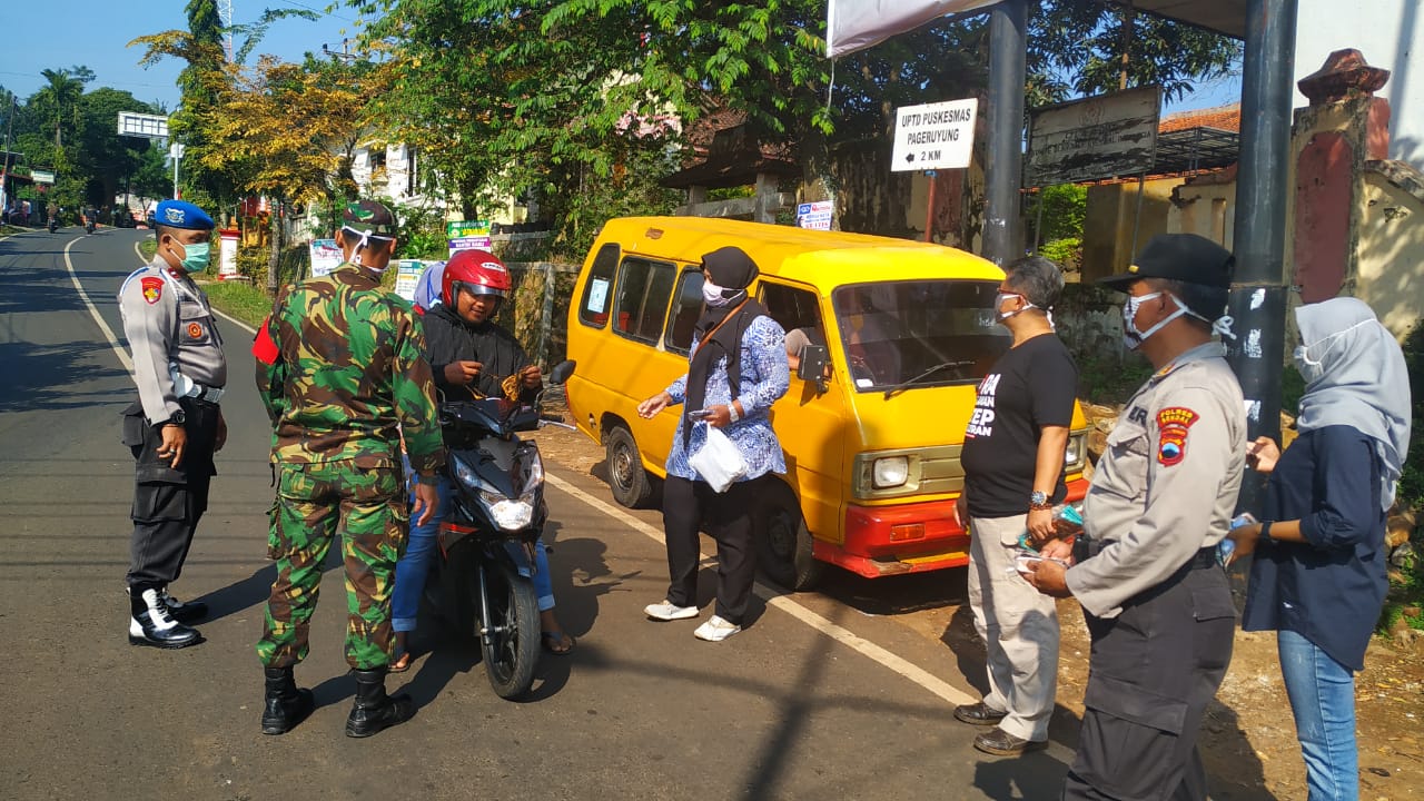 Untuk memutus rantai penyebaran wabah  Covid-19, TNI bagikan masker dan Hand Sanitizer kepada warga