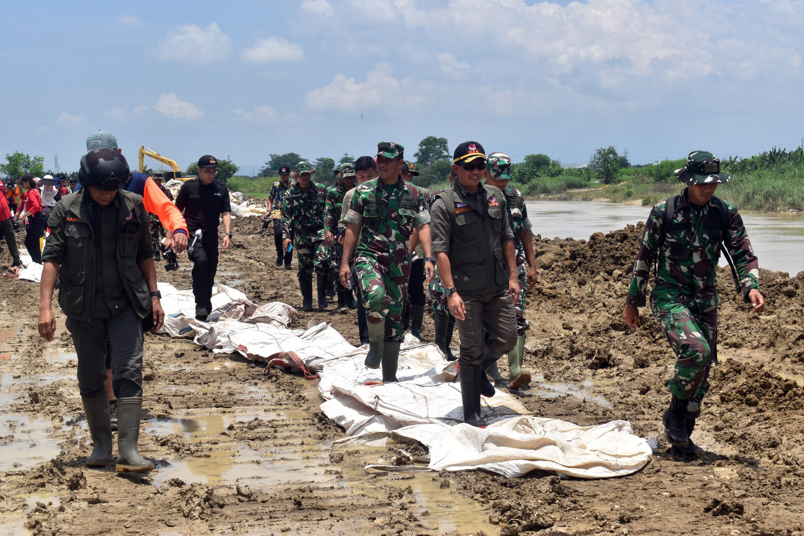 Danrem 073/Mkt Dampingi Kepala BNPB Cek Posko Bencal dan Beri Bantuan Korban Banjir Demak