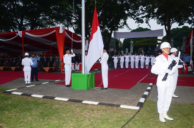 Upacara Penurunan Bendera Merah Putih