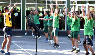 Lompat - Lompat ditempat, Kaki Buka Tutup Tangan Bertepuk diatas Kepala